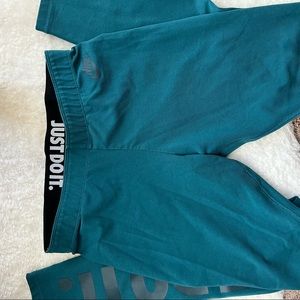 Nike Sportswear Leggings just Do It logo oversized print on the right side.